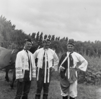 Zleva: Vlastík Kopuletý, Jan Prokop a Oldřich Kůrečka st. na slavnostech v Tvrdonicích, 1958