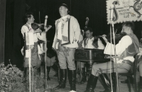 Martin Hrbáč se sólistou Františkem Okénkou, 1971