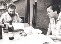 Václav Štěpánek (vlevo) jako redaktor a válečný zpravodaj Lidové demokracie; psaní reportáže ve válečné zóně Dvor na Uni, na styku samozvané Republiky Srbská krajina se zbytkem Charvátska během rozpadu Jugoslávie. Reportáže se posílaly faxem, nebo se diktovaly do telefonu; vedle redaktor Kristián Chalupa, červenec 1991