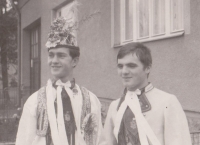 Oldřich Kůrečka (vlevo) se svým spolužákem Vlastíkem Charuzou na starobřeclavských hodech, 1967