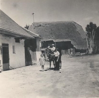 Pamětník, sestra Hana a pan Nešpor na dvoře statku, 1942