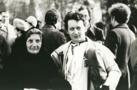 Pohřeb romského primáše Jožky Kubíka. Martin Hrbáč s Kateřinou Kubíkovou, ženou Jožky Kubíka. Hrubá Vrbka, 1978