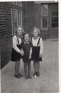 The Kuška sisters: Libuše, Věra a Marie. Praha, 1941