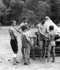 Petr Hejna (třetí zleva) na skautském táboře, r. 1966