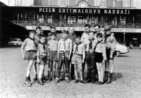 Během cesty na skautský tábor, Petr Hejna stojí v přední řadě, první chlapec vpravo (r. 1966)