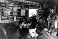 Schůzka skautů v klubovně na Libeňském ostrově