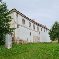 Chvalšiny č. 81, dům, kde Sýkorovi bydleli během 2. sv. války, celkový pohled v roce 2021