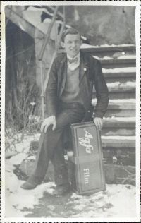 Otec František Staněk st. v obchodě v Železné ulici