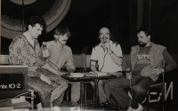 Oskar Gottlieb v pořadu Tandem s rogalisty, Štěpán Machart zcela vpravo, 80. léta