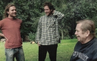 Synové pamětnice s Václavem Havlem, cca rok 2009/2010. S Havlem se děti pamětnice seznámily díky Andreji Krobovi, který je pozval na festival na Hrádečku. Krob měl chalupu právě naproti Václavu Havlovi 