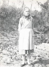Maminka Anna Netolická na státním statku Březovice, 1968