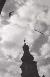 Štěpán Machart s rogalem a volebním transparentem, po prvních volbách, 1990