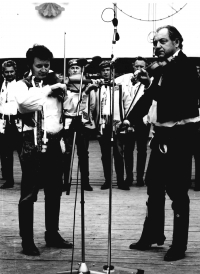 Martin Hrbáč s primášem a ředitelem Ústavu lidového umění ve Strážnici Vítězslavem Volavým. MFF Strážnice 1980