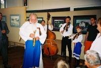 Oldřich Kůrečka jako muzikant (druhý zprava) na vernisáži Jury Holáska v Hruškách, 2001