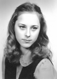 Iva Škrovová, rozená Dadáková - pamětnice, maturitní foto, 1981