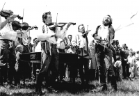 Martin Hrbáč se svou Horňáckou cimbálovou muzikou, kolem roku 1980