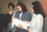 Václav Štěpánek jako kmotr na křtinách synovce Tobiáše, vedle sestra Anna a její manžel Lászlo Bujdosó, 1995