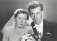 Svatební fotografie Věry a Břetislava Netolických, Opatovice, 1960