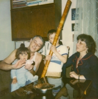 Jaromír Dadák. S vnoučaty a s třetí ženou Ludmilou v Bratislavě, kolem roku 1990. 