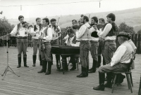 Martin Hrbáč coby zpívající primáš vlastní Horňácké cimbálové muziky. Horňácké slavnosti, Velká nad Veličkou, první polovina 80. let