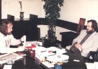 Jako redaktor na volné noze při rozhovoru s vůdcem srbské opozice Vukem Draškovićem během protivládních protestů, leden 1996