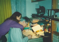Iva Škrovová. S otcem Jaromírem Dadákem, Praha, 1996.
