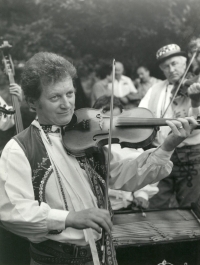 Martin Hrbáč se svou Horňáckou muzikou. 80. léta 20. stol.