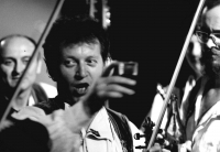 Martin Hrbáč se svou Horňáckou cimbálovou muzikou. Vlevo basista Jaroslav Smutný. 80. léta 20. stol.