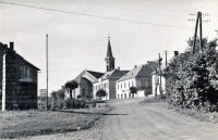Pohled od zbořeného zámku, vpravo pohostinství Jednota (dříve Chamrádův hostinec), škola, kostel, vlevo pomník padlým, 1965