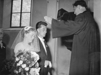 Svatba – požehnání Věry a Břetislava Netolických, Opatovice, 1960