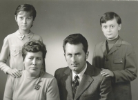 Rodina Netolických: otec Břetislav, matka Věra, děti Hana a Břetislav, 1975