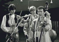 Martin Hrbáč se syny Danielem - housle a Martinem - basa na Horňáckých slavnostech ve Velké nad Veličkou, 1989