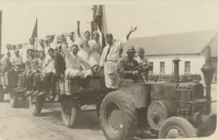 Starobřeclaváci jedoucí na slavnosti do Tvrdonic, 1947