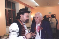Jako starosta Slováckého krúžku v Brně s Oldřichem Krejčím, nejstarším členem brněnského Slováckého krúžku, 2008