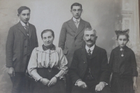 Zleva syn Josef, babička Marie, syn Břetislav (otec pamětníka), děda Jan, dcera Vlasta, Lozice, 1915