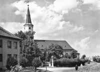 Vlevo nová budova MNV s ordinací lékařů a knihovnou, 1970