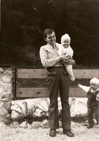 Jaroslav Šturma s dětmi, 1974