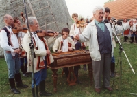 Martin Hrbáč se svou Horňáckou muzikou a s hostujícím zpěvákem Ludvíkem Vaculíkem. Horňácké slavnosti, Kuželov, po roce 2000