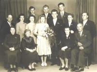 Svatba Věry a Břetislava Netolických, rodinná fotografie, Opatovice, 1960