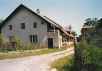 Statek v Lozicích č. 31, rodný dům Břetislava Netolického, stav po restituci, 1994 