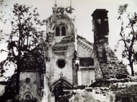 Zničený kostel v Hrabyni, 1945