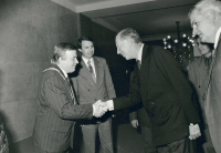 Vlevo primátor Ostravy Jiří Smejkal, podává si ruku s lordem Rothschildem, vpravo František Hromek