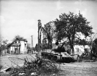 Křižovatka silnic na Opavu, Ostravu a Háj, vlevo Křížkův statek, vpravo Stuchlíkův dům, 1945