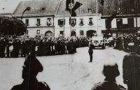 Adolf Hitler ve Chvalšinách na Horním náměstí, 20. 10. 1938 