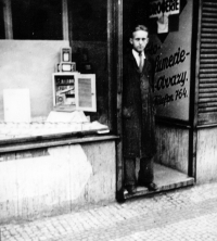 Asistent Jan Šturma v obchodě v Železné ulici