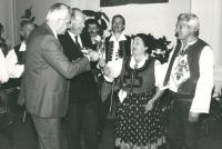 Přípitek se sólisty cimbálové muziky Technik, uprostřed Jarmila Šuláková, září 1991