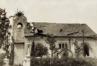 Torzo hrabyňského kostela bez věže, 1945