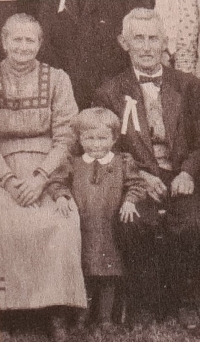 Aloisie Salzerová, roz. Weisová, Felix Salzer, babička a dědeček, uprostřed Jan Sýkora