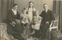 Father's brother Oswald Demuth with his wife Anna and their three daughters - Anna married name Roland (1934), Edeltraud married name Rissland (1938), Walburga married name Rimmel (1941)