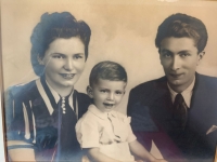 Arie with her parents before the war